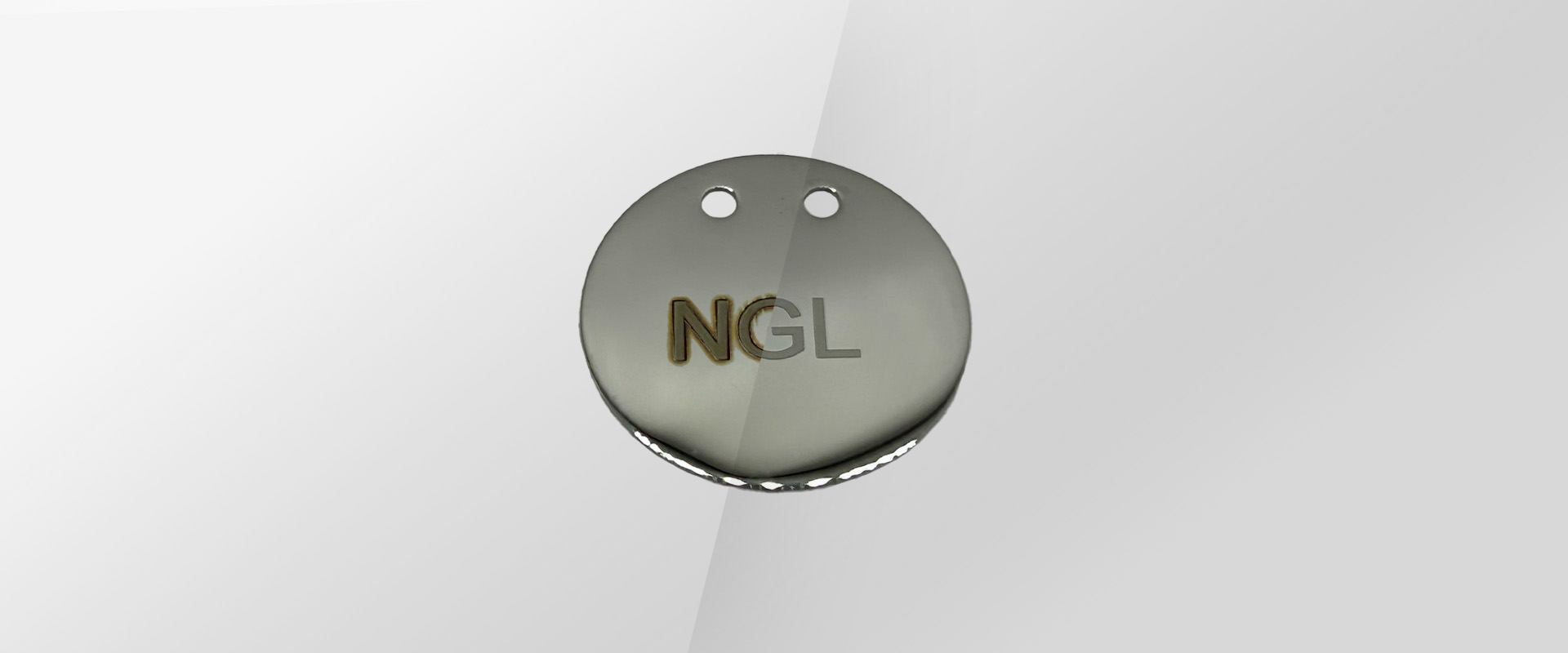 En finir avec la couche oxyde des aciers inox et du laiton après gravure laser